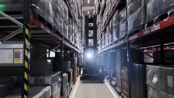 巨大倉庫で冷凍食品貨物を移動するフォークリフトのFpvドローンビュー — ストック動画