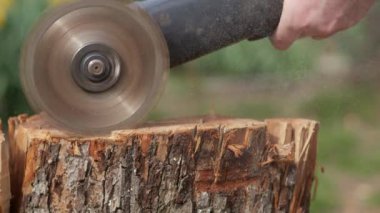 Tahta Kütüğü Kesen Elektrikli Testere Süper Yavaş Hareketi. Yüksek Hız Sinema Kamerası, 1000 fp..