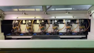 Robot teçhizatı. Endüstriyel fabrikadaki modern taşıma bandı. Otomatik makine. Sanayi üretimi.