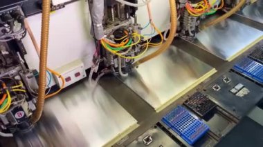 Robot teçhizatı. Endüstriyel fabrikadaki modern taşıma bandı. Otomatik makine. Sanayi üretimi.