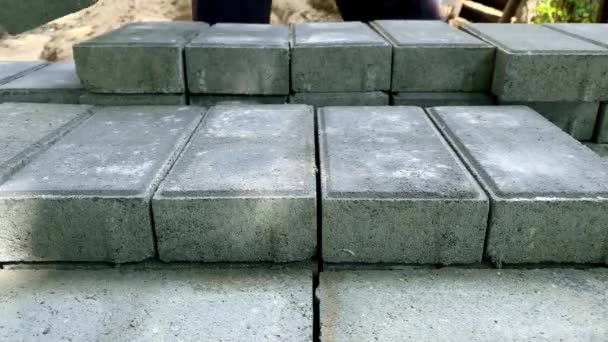 메이슨 외벽의 벽돌을 퍼뜨린다 콘크리트 블록의 벽돌공 — 비디오