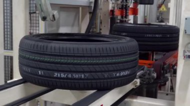 Araba lastikleri otomatik bina makinesi lastik şekillendirme sürecinde. Araba lastiği vulkanizasyon dükkanı. Lastik üretim makinesi. Yüksek basınç ve sıcaklıkta lastiklerin vulkanizasyonu.