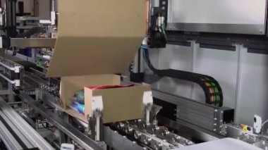 Domatesleri hareket ettiren fabrika otomatiğe yakın çekim. Modern taze organik sebzelerin üretimi otomatik olarak kırmızı besinleri paketliyor. Bahçecilik otomasyon konsepti