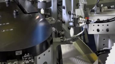 Devre Panosundaki Bileşen Kurulumunun yakın çekimi. Elektronik Cihazlar Üretim Endüstrisi. Tam Otomatik PCB montaj hattı Gelişmiş Yüksek Hassas Robot Silahları ile donatılmış.