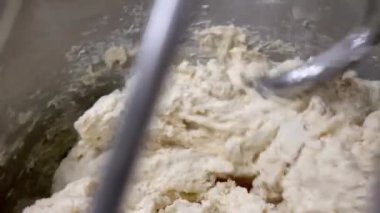 Endüstriyel Elektrikli Spiral Hamur Karıştırıcı Makinesi Yavaş Çekimde Kningen Ekmek Hamuru. Endüstriyel Fırın Üretim Hattı.