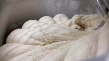 Hamur yoğurmak için elektrikli spiral yoğurma makinesine yakın plan.