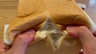 Fırıncı taze ekmek kırıyor. Erkek fırıncı elleri ev yapımı ekmek kırıyor. Fırın konsepti. Organik ekmek yap. 4K 'da yakın plan, UHD