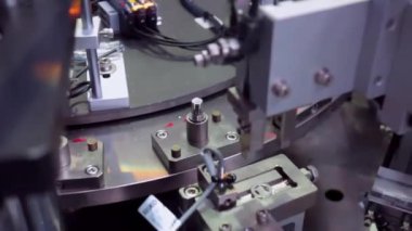 Devre Panosundaki Bileşen Kurulumunun yakın çekimi. Elektronik Cihazlar Üretim Endüstrisi. Tam Otomatik PCB Assembly Line