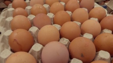 Süpermarketin rafında satılacak taze yumurtalarla dolu kartondan yumurta tepsisi kutuları. Yüksek kalite 4k görüntü