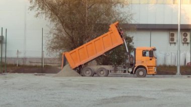 Çöp kamyonu cesetten kumları taş ocağına boşaltıyor. Yüksek kalite 4k görüntü