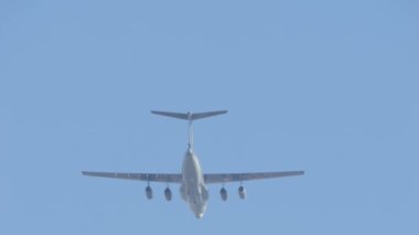 Mavi gökyüzünde yolcu taşıyan büyük bir uçak havaalanındaki iniş pistine iniyor. 4K Airplane etkileyici iniş üstümüzde uçuyor. - Evet. Yüksek kalite 4k görüntü