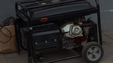 Benzinle çalışan taşınabilir jeneratör iki matkap için elektrik akımı veriyor. 4 bin. Yüksek kalite 4k görüntü