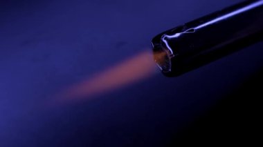 Karanlıkta çakmağı olan bir erkek. Geceleri adamın biri turbo çakmağın ateşini yakıyor. Biri bir şey yakacak ya da yakacak. (Bu da) Bir ateş alevinin yakın mesafesidir. Yüksek kalite 4k görüntü