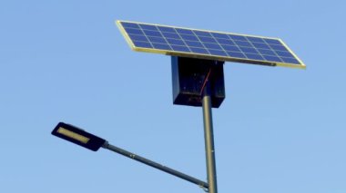 Sürdürülebilir aydınlatma için yenilenebilir enerji kullanan bir güneş paneli sokak lambası kurulumu