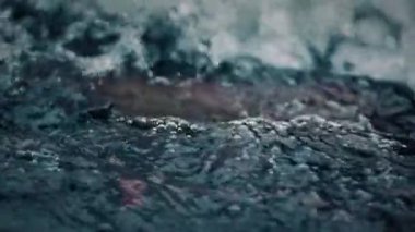 Su kayalardan aşağı akıyor. Yüksek kaliteli FullHD görüntüler