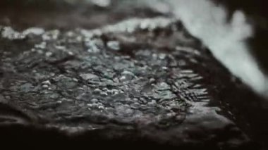 Su kayalardan aşağı akıyor. Yüksek kaliteli FullHD görüntüler