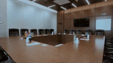 Etkili toplantılara ev sahipliği yapmak için gelişmiş teknolojiyle donatılmış geniş ve şık bir konferans odası.