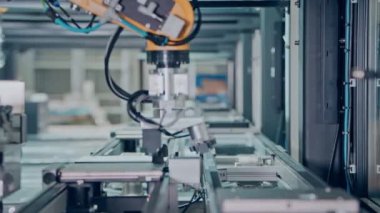 Bir robotik kol yüksek teknolojili bir tesiste çalışır. Bu da otomasyonun geleceğini gösterir.