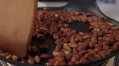 Fırında kavrulmuş fıstığın dikey yakın çekimi. Yüksek kalite 4k görüntü