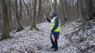 Güzel bir karlı ormanda parlak yansıtıcı yelek giyen bir birey kış boyunca doğayla derin bir ilişki içindedir.