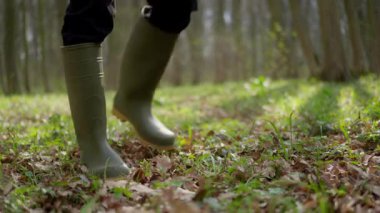 Canlı yeşil lastik botların orman yolunda yakınlaşması, doğayı ve açık hava keşiflerini vurguluyor.