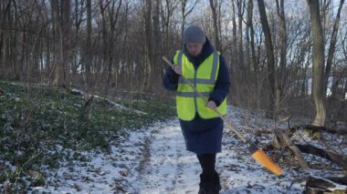 Güzel bir karlı ormanda parlak yansıtıcı yelek giyen bir birey kış boyunca doğayla derin bir ilişki içindedir.