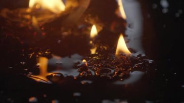 Büyüleyici alevler yansıtıcı su yüzeyinde zarif bir şekilde dans ederek büyüleyici ve dinamik görseller yaratır.