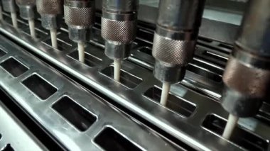 Etkin bir şekilde çalışan hassas makineleri gösteren endüstriyel dağıtım sisteminin yakın plan görüntüsü