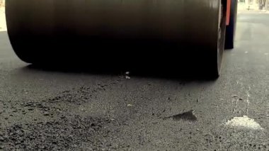 Yol tamiri. Asfalt döşeme. Asfalt patika makinesi yolda. Yüksek kaliteli FullHD görüntüler