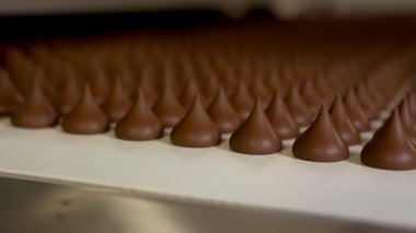 Mükemmel şekilli çikolata damlaları titizlikle üretiliyor.