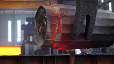 Erimiş çelik, gelişmiş endüstriyel süreçler ve karmaşık makinelerin sergilendiği bir dökümhanede ustalıkla işleniyor.