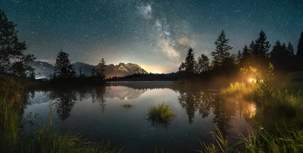 Szenische Seenlandschaft Bei Nacht Mit Sternenhimmel Und Milchstraße Bergen Horizont lizenzfreie Stockfotos