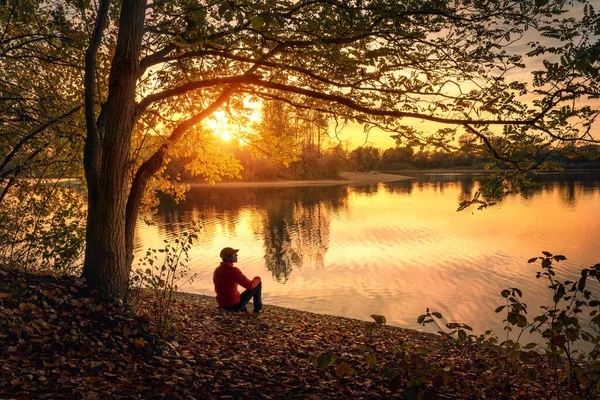 Man Sitting Tree Enjoying Tranquil Beautiful Sunset Lake Alone Warm — Stock Photo, Image