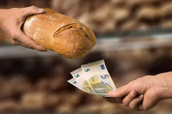Inflationskonzept Euro Für Einen Laib Brot Zahlen Nahaufnahme Der Hände lizenzfreie Stockfotos