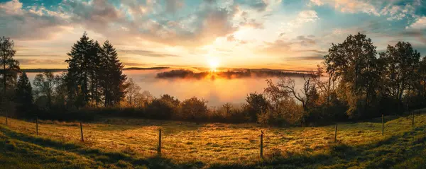 Magnífico Nascer Sol Sobre Idílio Rural Panorama Colorido Com Céu — Fotografia de Stock