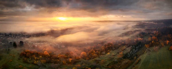 Zeer Dramatische Zonsopgang Landschap Van Boven Mist Panoramisch Uitzicht Een — Stockfoto