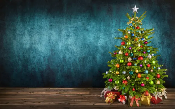 Ahşap Zemine Döşenmiş Renkli Süslemelerle Süslenmiş Enfes Bir Noel Ağacı — Stok fotoğraf