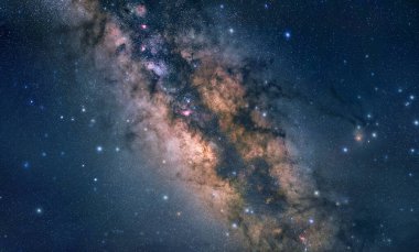 Astrofotoğrafçılık: Samanyolu. Keskin yıldızlar, koyu mavi gece gökyüzü ve galaksinin parlayan çekirdeği.