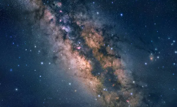Astrofotografie Die Milchstraße Scharfe Sterne Dunkelblauer Nachthimmel Und Der Glühende lizenzfreie Stockfotos