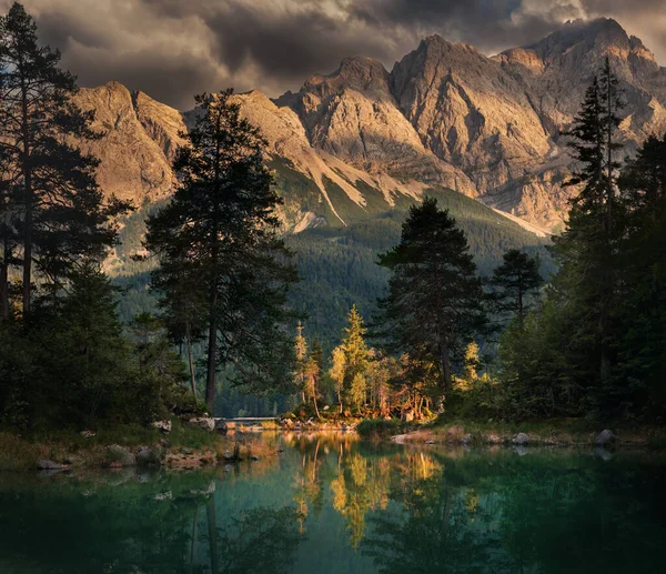 Cenário Dramático Com Uma Paisagem Lago Montanha Antes Pôr Sol Fotos De Bancos De Imagens
