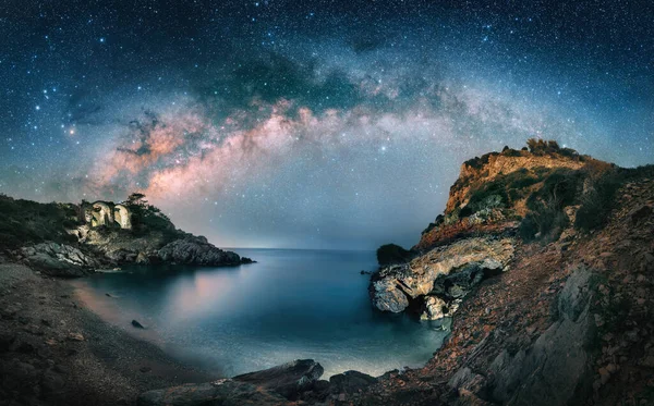 Céu Noturno Estrelado Incrível Com Majestosa Láctea Sobre Uma Costa Imagens De Bancos De Imagens