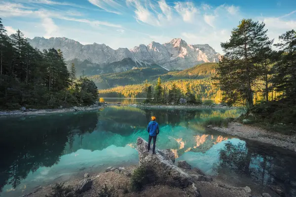 Hombre Disfrutando Del Increíble Paisaje Matutino Hermoso Lago Los Alpes Fotos De Stock