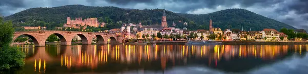 德国海德堡古城全景 黄昏时展示了 和城堡 一个特别宽阔的风景秀丽的蓝天城市景观 免版税图库照片