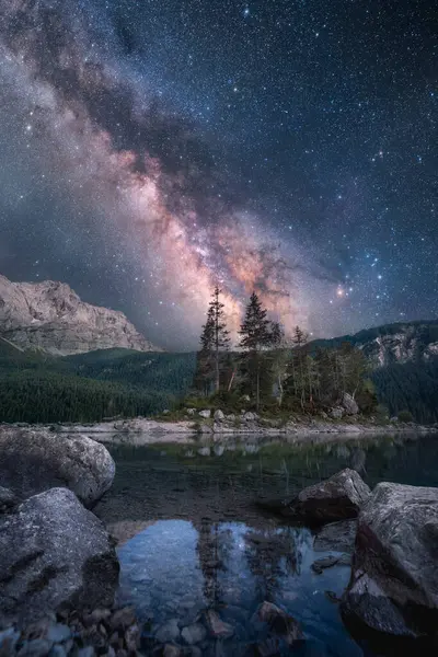 Paysage Nocturne Majestueux Avec Voie Lactée Reflété Dans Lac Montagne Images De Stock Libres De Droits