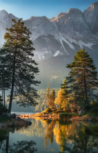在阿尔卑斯山中的德国爱比斯湖 田园风光秀丽 清澈的湖水和美丽的阳光映衬着群山和树木 图库照片