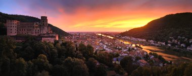 Heidelberg, Almanya, alacakaranlıkta hava panoramik manzarası dramatik günbatımı gökyüzü, kale, Neckar nehri ve Eski Köprü