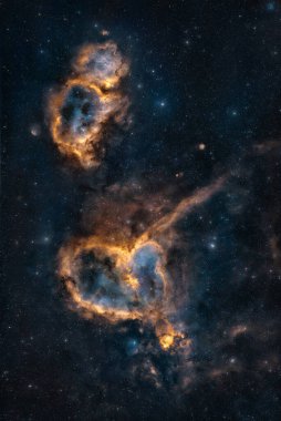 Heart and Soul Nebula derin uzay astrofotoğrafçılığı. Samanyolu Galaksisindeki görkemli kozmik bir sahnede evrenin güzelliği