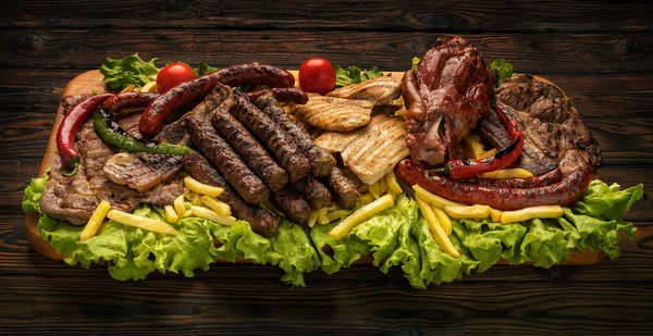 Holzplatte Mit Gemischten Schweinefleischgerichten Auf Salaten — Stockfoto