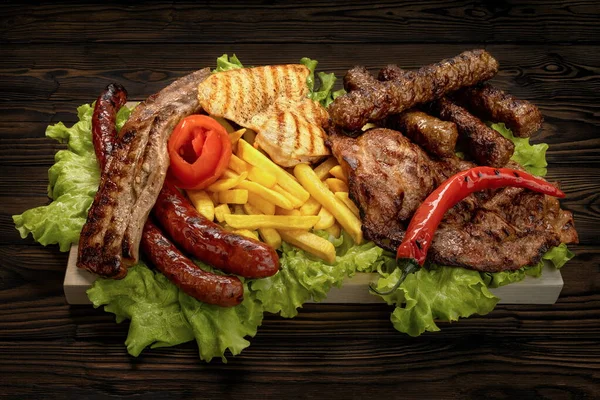 샐러드 닭고기와 돼지고기 요리가 로열티 프리 스톡 이미지