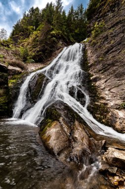 Cluj İlçesi Romanya 'daki Gelin Peçesi şelalesine su düştü
